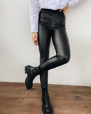 Calça Legging de Couro Fosca Peluciada Zaara
